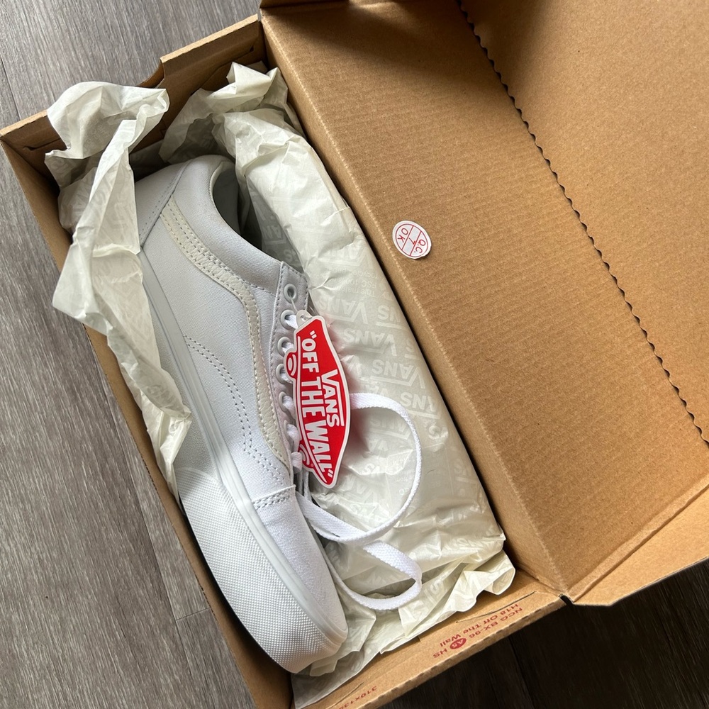 BRAND NEW IN BOX Vans Old Skool sneakers in True White. Never worn, pristine